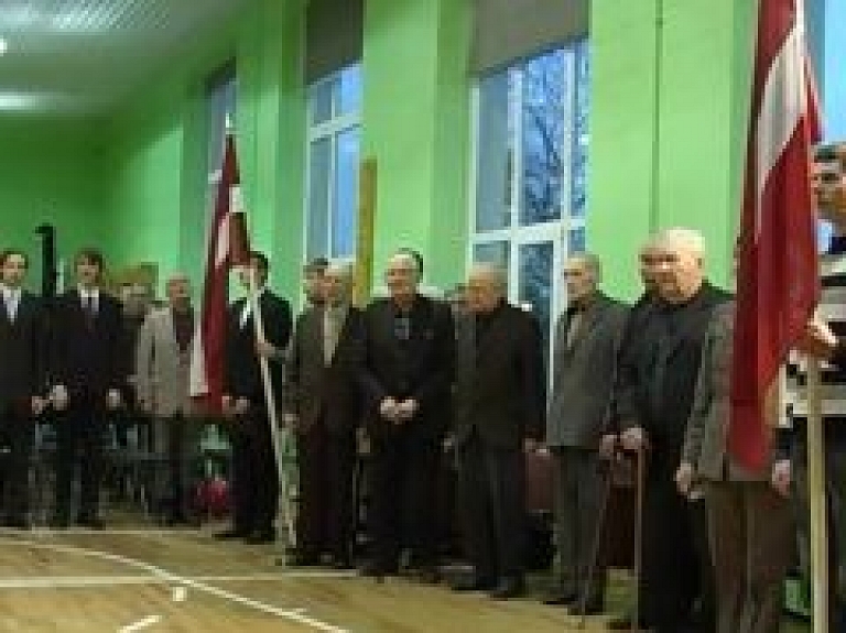 Leģionāri Sūnu pamatskolā piemin kaujās kritušos biedrus (video)