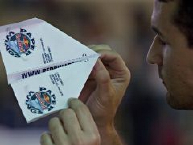 Jelgavā atklāj Red Bull papīra lidmašīnu konkursu