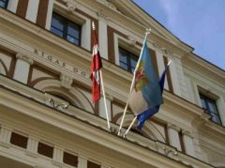 Rīgas domē vēlas algot speciālistu atbalstam ģimenēm ar bērniem