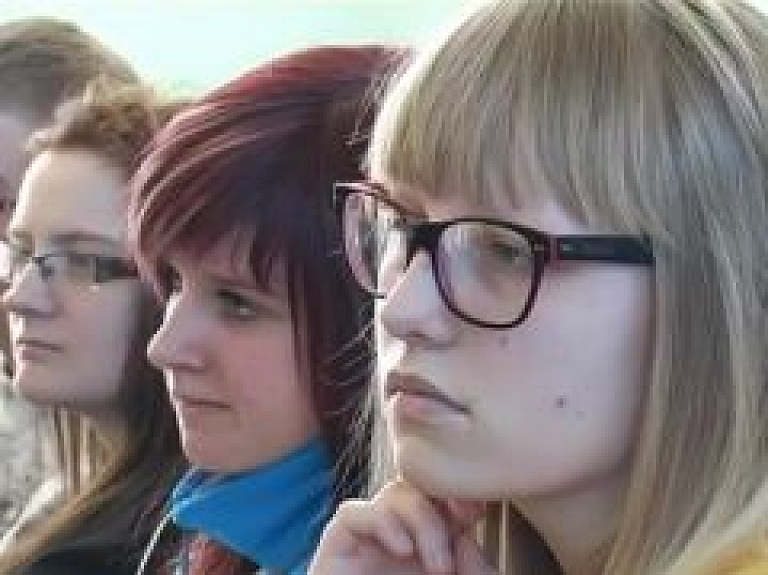 Jēkabpils skolēni klātienē vēro pilsētas domes sēdi (video)