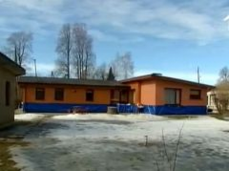 Ogrēnietis bailēs no plūdiem iepako māju (video)