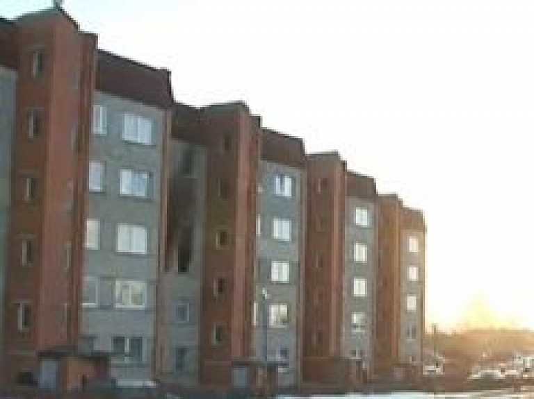 Cēsīs ballītes laikā dzīvoklī izceļas ugunsgrēks (video)