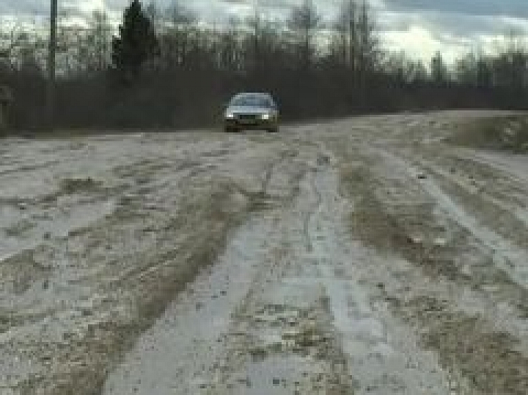 Līvānos protestē pret ceļu katastrofālo stāvokli (video)