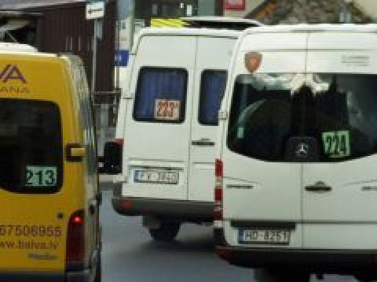 Rīgā "mikriņu" šoferus vaino apzinātā zagšanā (video)