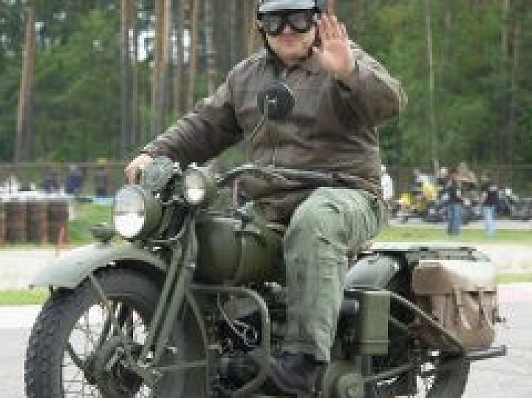 Pie kafejnīcas "M.Pūres beķereja" piestās 20 antīkie motocikli