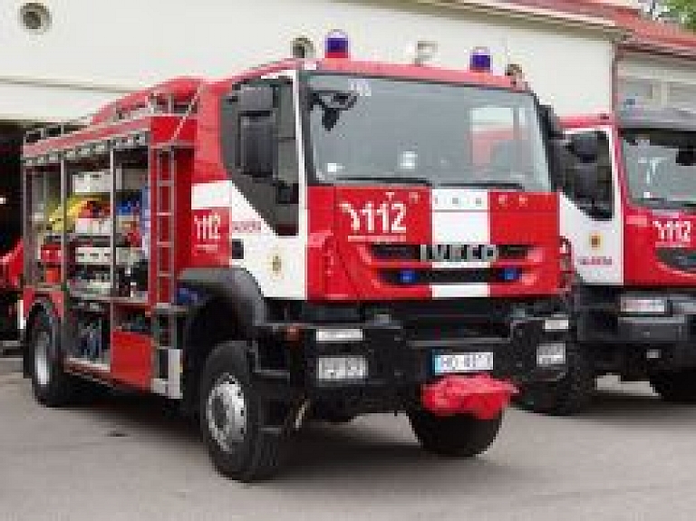 Naujenes pagastā aizdedzies šķūnis