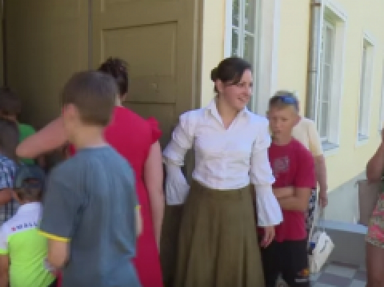 Vidusdaugavas TV: Akcijas "Pils nedēļa" laikā bērniem māca pieklājīgas uzvedības normas un galda kultūru