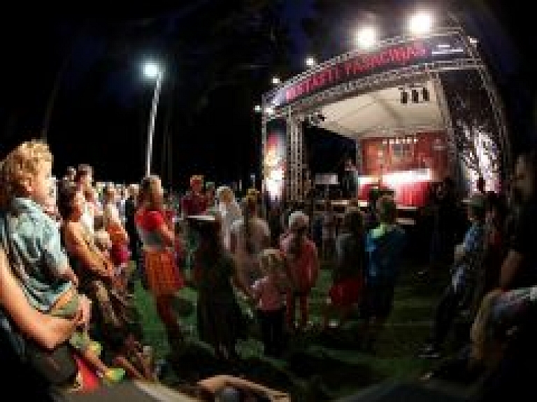 Nakts ekspedīcijā pirmatskaņos šūpuļdziesmas