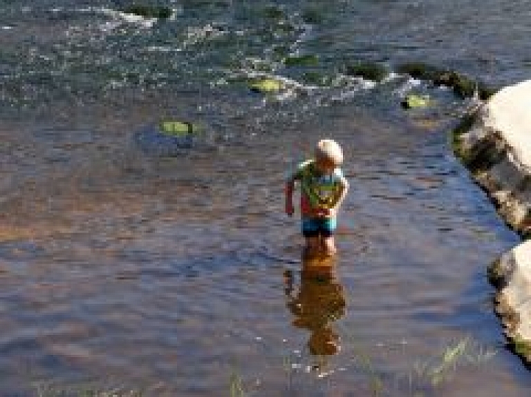 Vējupē pie Kultūras centra un "Baltezera pludmalē" peldēties atļauts