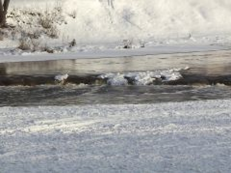 Jēkabpilī no ielūšanas Daugavas ledū izglābj trīs zēnus (video) - papildināts