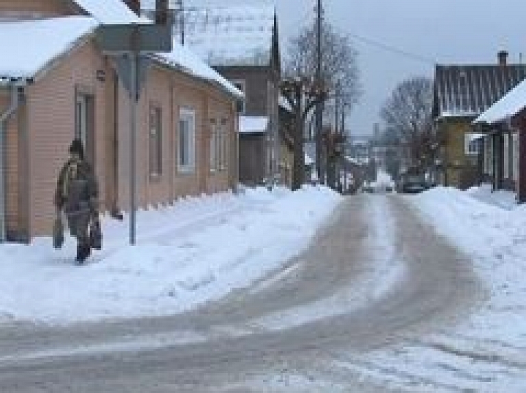 Ludzas novadā trūkst līdzekļu autoceļu uzturēšanai (video)