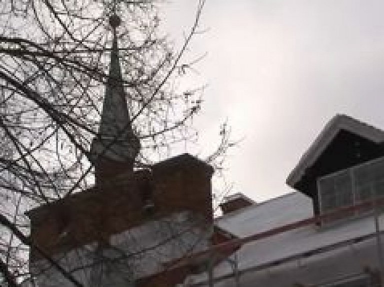 Līdz ar pavasara iestāšanos Lūznavas muižai draud noplūšana (video)