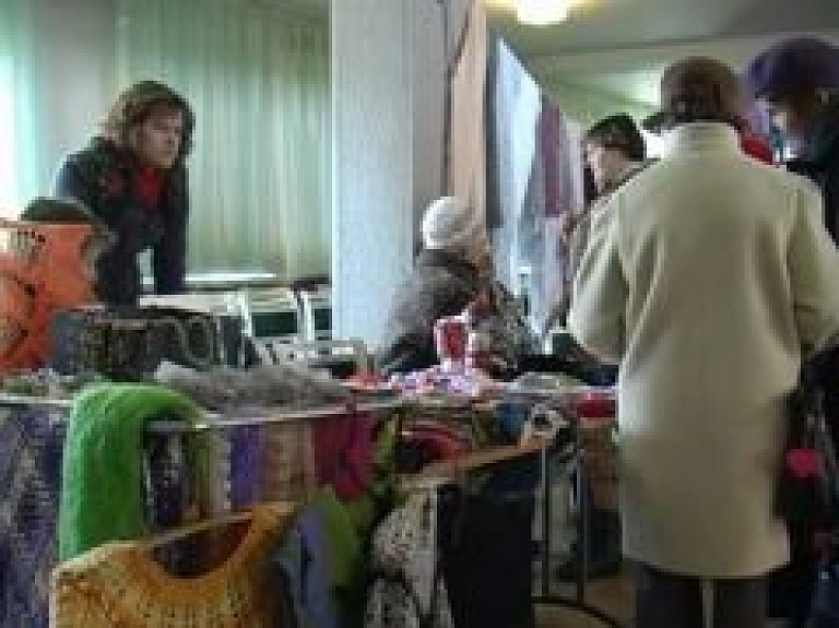 Jēkabpilieši apgūst rokdarbu maģiju (video)