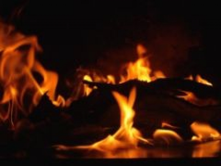 Valgundē ugunsgrēkā iet bojā vīrs un sieva (video) - papildināts
