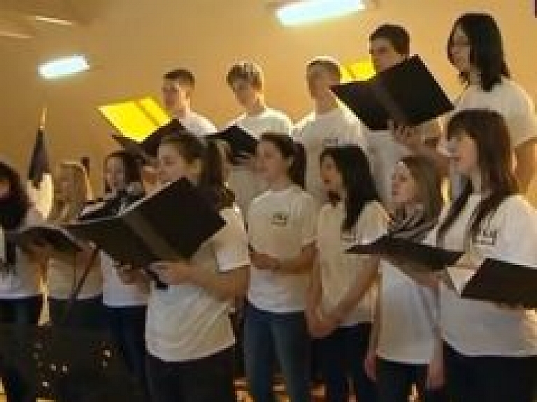 Talsu Kristīgās vidusskolas saime pošas ceļā uz Ameriku (video)