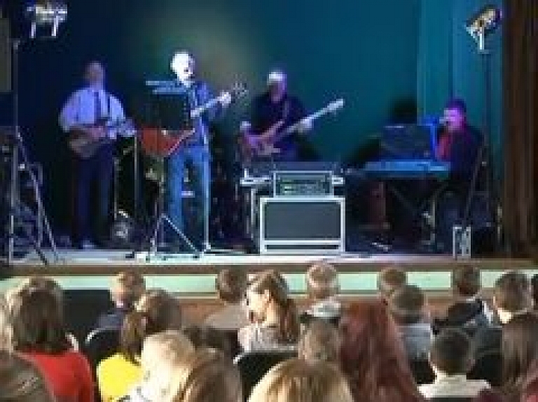 Uguņos mūzikas stundu vada vesela muzikantu grupa (video)