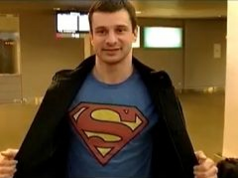 Martins Dukurs atgriezies Latvijā (video)