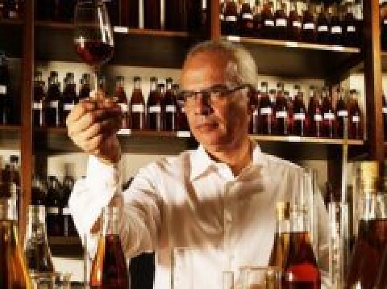 Izcilais Metaxa meistars Konstantins Raptis Rīgā prezentē jauno Metaxa 12*