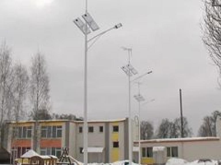 Riebiņos gaisma no saules un vēja enerģijas (video)
