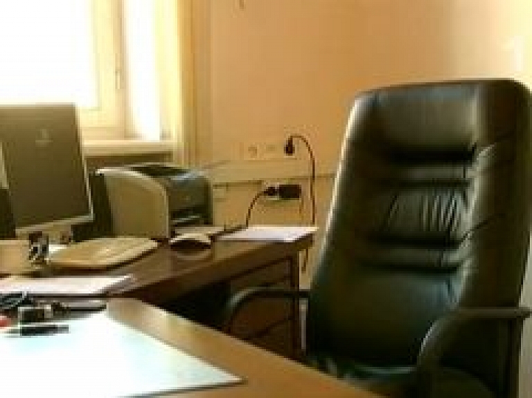 Zemā atalgojuma dēļ sarūk darbinieku skaits valsts pārvaldē (video)