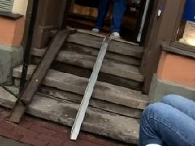 Liela daļa aptieku Rīgas centrā nav pieejamas cilvēkiem ar invaliditāti (video)