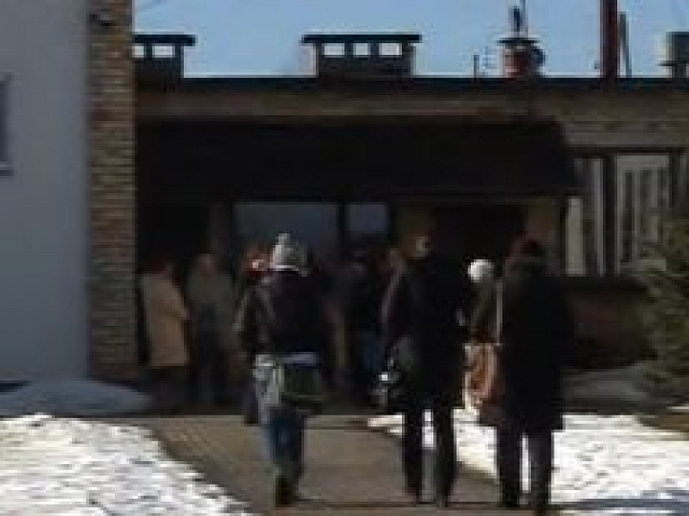 Vecāki iebilst pret Kurzemītes pamatskolas slēgšanu (video)