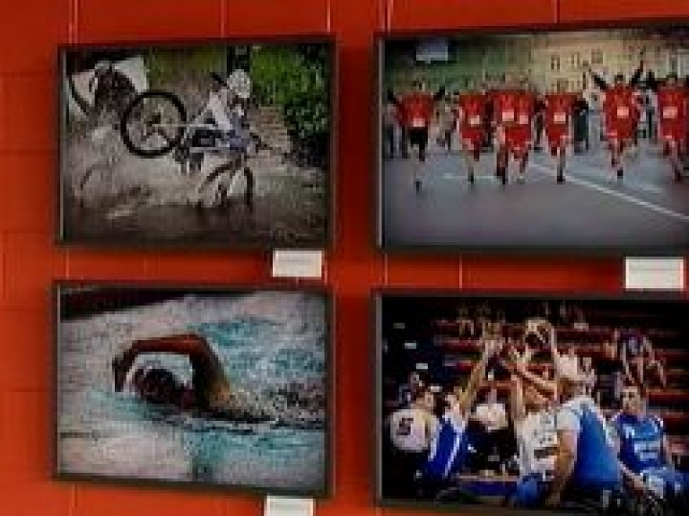 Jelgavā atklāta ceļojoša foto izstāde par sportu (video)