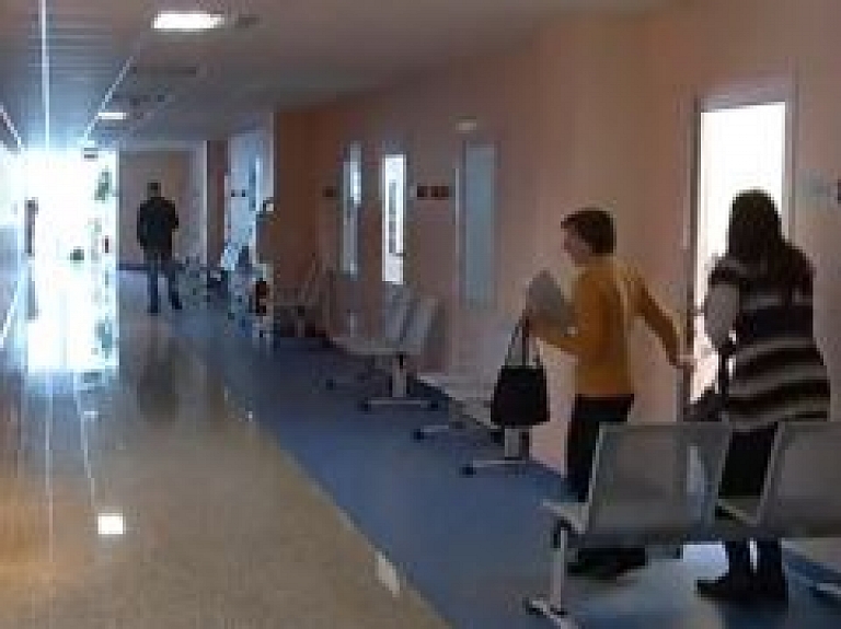 Ogres slimnīcā vairāk pacientu, nekā valsts apmaksā (video)