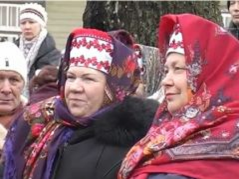 Jēkabpilī ar dziesmām un rotaļām aizvada ziemu (video)