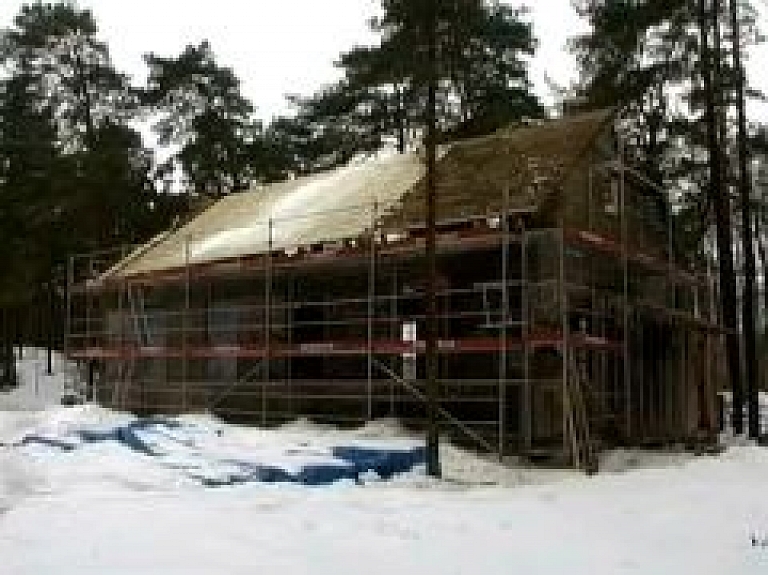 Pārvietojot Lielirbes baznīcu, atrod uz sienas rakstītu vēstījumu (video)