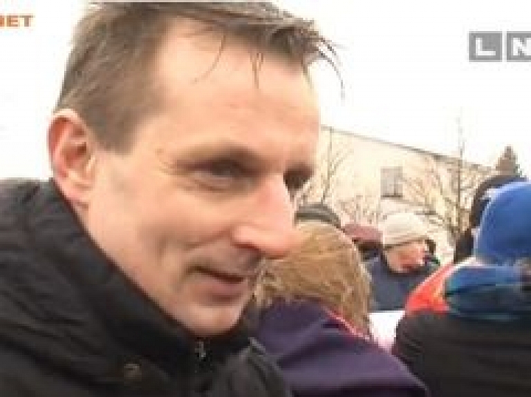 Alsungā protestē pret neciešamo zivju smaku (video)