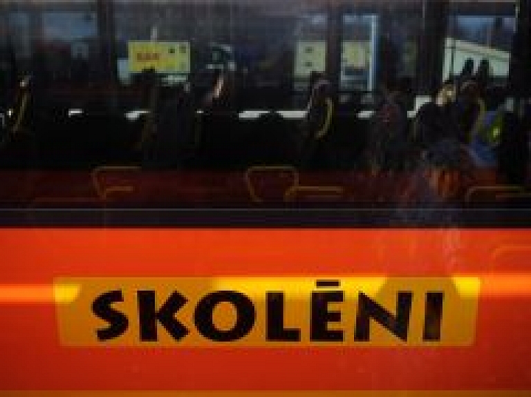 Skolēnu autobusi rada zaudējumus regulārās satiksmes pārvadatājiem