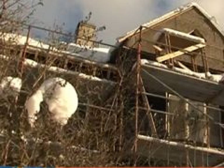 Līgatnē sūdzas par gauso mājas renovāciju (video)
