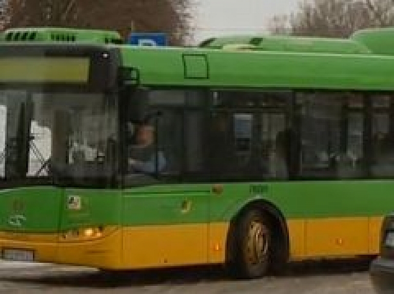 Rīgā testē autobusus ar hibrīddzinējiem (video)
