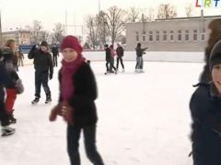 Rēzeknes slidotava aicina slidot gribētājus (video)