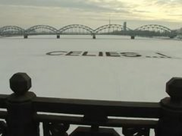 Uz Daugavas ledus izveidots vēl viens uzraksts "Celies..!" (video)