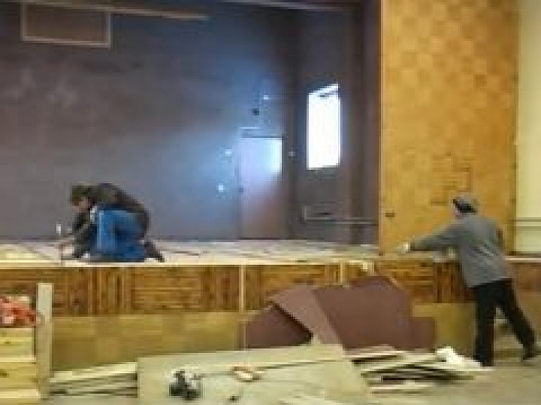 Jersikas pagastā algotie pagaidu strādnieki atjauno kultūras nama skatuvi (video)