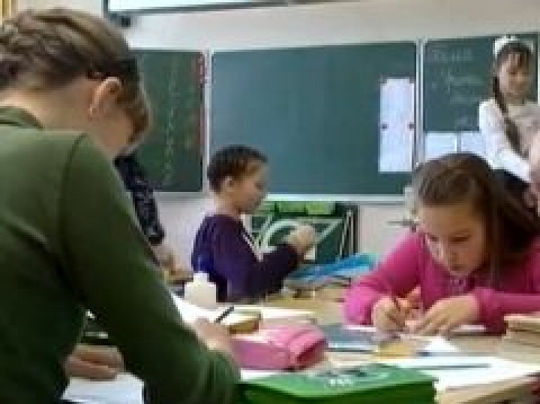 Rīnūžu vidusskolas krievvalodīgajiem skolēniem grūtību ar latviešu valodu nav (video)