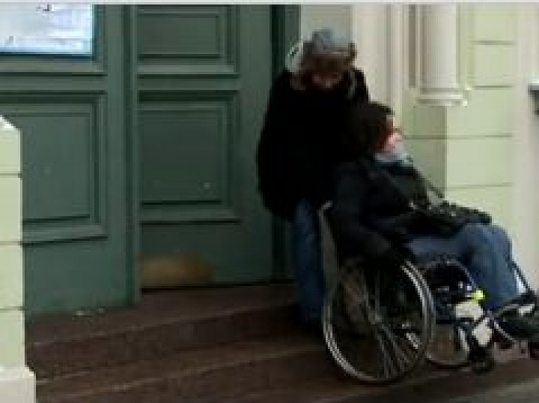 Rīgas Valsts 1.ģimnāzijas vēlēšanu iecirknis nav pieejams cilvēkiem ar kustību traucējumiem (video)