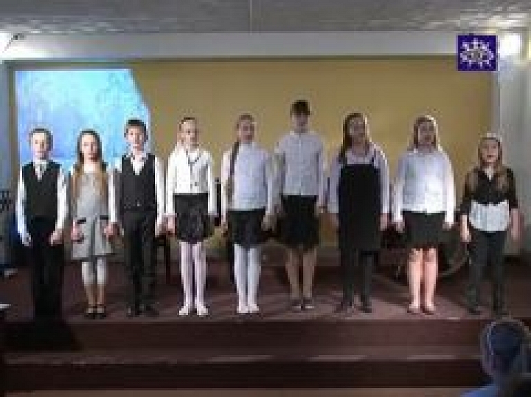 Talsu Mūzikas skola ar vārdiem un skaņām iekrāso ziemu (video)
