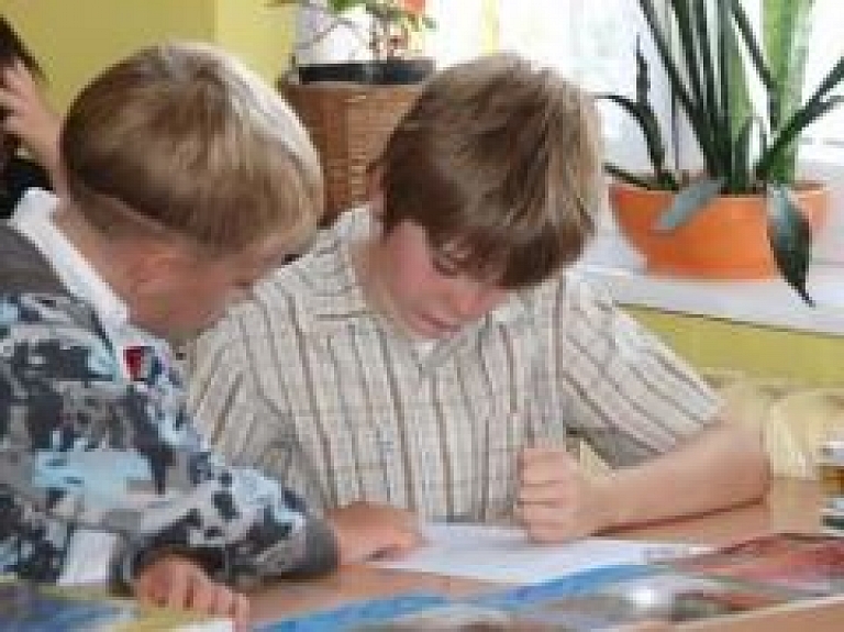 Topošo pirmklasnieku vecākiem liela interese par Valmieras Pārgaujas sākumskolu