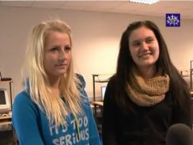 Talsos jauniešus aptaujā par drošību internetā (video)