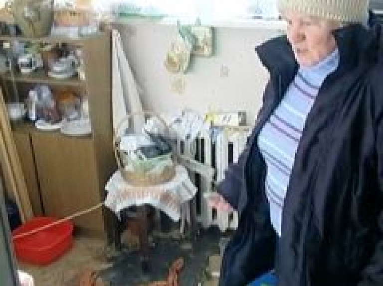 Tukumā trijās daudzdzīvokļu mājās šoziem nav pieslēgta apkure (video)