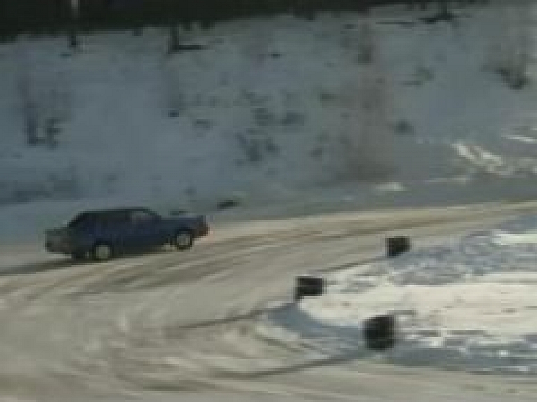 Jēkabpilī par spīti aukstumam uzsāk ziemas autosporta sacensības (video)