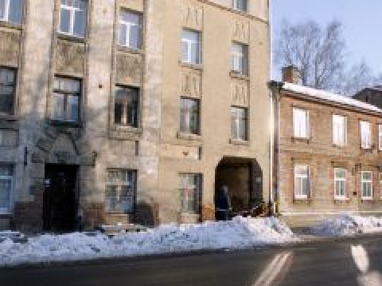 Daugavpils ielā draud sabrukt dzīvojamā māja (video) - papildināts