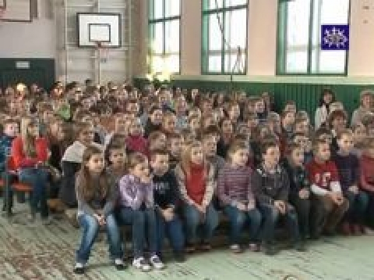 Talsu pamatskolā atklāj "Labdarības Skolu" (video)
