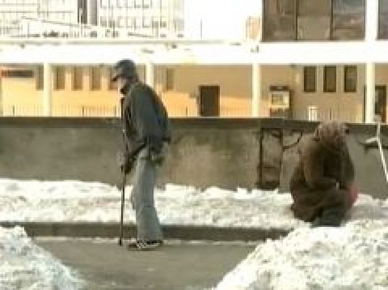 Rīgas bezpajumtnieku vidū uzliesmojusi tuberkuloze (video)