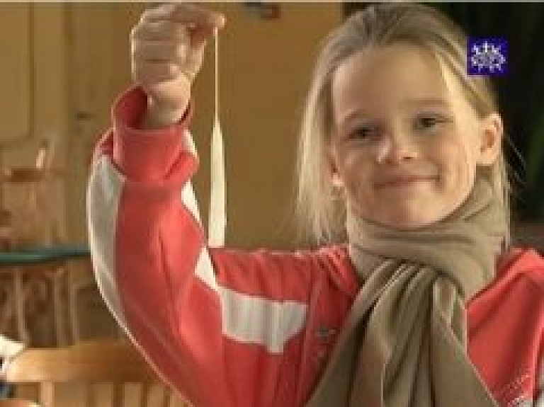 Stendē apgūst sveču liešanas prasmes (video)
