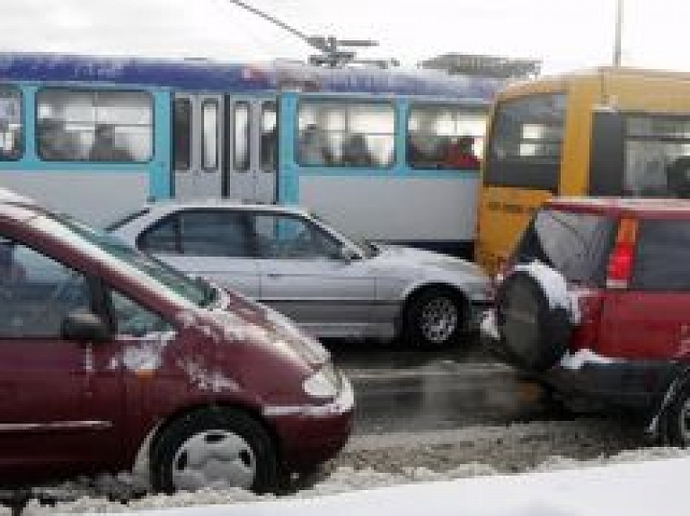 Pārtrūkušu trolejbusa vadu dēļ izveidojies sastrēgums uz Salu tilta (video) - papildināts
