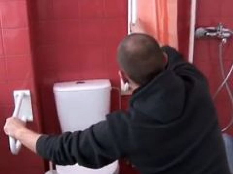 Vidzemes slimnīcā visas renovētās palātas ir pieejamas cilvēkiem ar kustību traucējumiem (video)